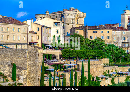 Frankreich. Vaucluse (84), Regionale Naturpark Luberon. Das Dorf Gordes klassifiziert schönsten Dorf in Frankreich Stockfoto