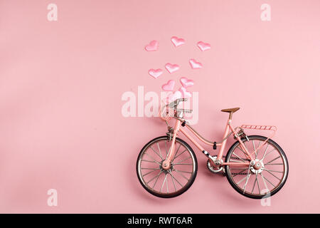 Rosa Fahrrad auf rosa Hintergrund. In Pastelltönen minimal style Konzept. Ansicht von oben Stockfoto