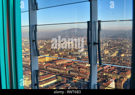 Blick auf Turin von der Oberseite des Dreißig-fünften Stock der Intesa Sanpaolo Bank. Die Mole Antonelliana besticht auf der Stadt. Stockfoto