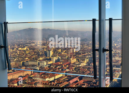 Blick auf Turin von der Oberseite des Dreißig-fünften Stock der Intesa Sanpaolo Bank. Die Mole Antonelliana besticht auf der Stadt. Stockfoto