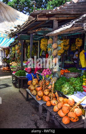 Sri Lankan Junge an Obst und Gemüse lagern, Nuwara Eliya, Sri Lanka Stockfoto