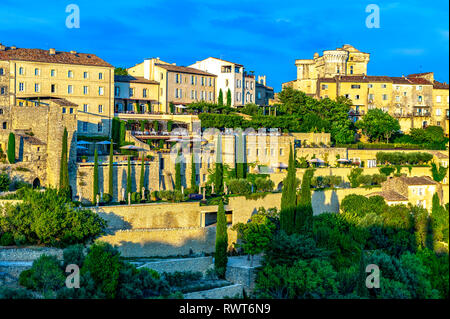 Frankreich. Vaucluse (84), Regionale Naturpark Luberon. Das Dorf Gordes. La Bastide de Gordes, einem 5-Sterne Luxushotel Stockfoto