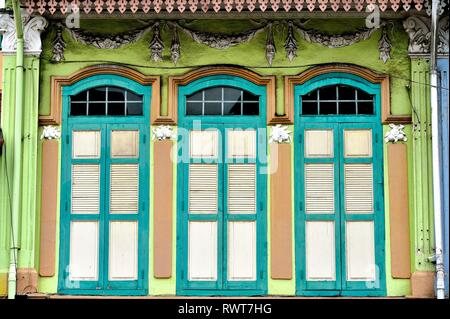 Traditionelle vintage Straße Chinesisch oder Peranakan Singapur shop Haus mit antiken grüne Fensterläden aus Holz und grüne Fassade im historischen Little India Stockfoto