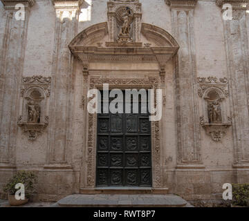 Das Skelett Eingangstür der Kirche brüderliche Organisation unserer Lieben Frau von der Fürbitte (das Portal des Fegefeuers Kirche) in Monopoli, Apulien, Italien Stockfoto