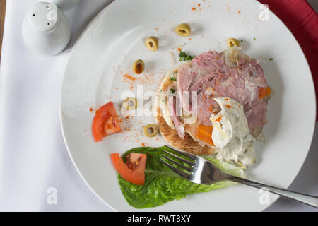 Vorspeise Schussel Ham Hock Terrine Auf Toast Mit Einem Naturlichen Joghurt Dip Stockfotografie Alamy
