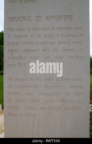 Die Allee der Eingeschriebenen memorial Bausteine im Mémorial des Journalisten in Bayeux, Normandie, Frankreich. Stockfoto