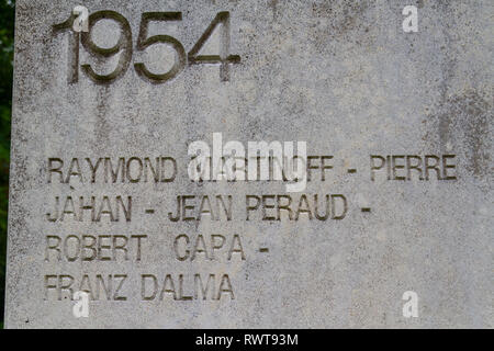 Die Allee der Eingeschriebenen memorial Bausteine im Mémorial des Journalisten in Bayeux, Normandie, Frankreich. Stockfoto