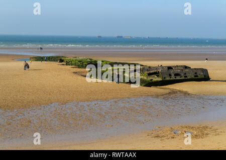 "Pontons Käfer', Teil der Maulbeere Hafen, am Strand von Arromanchess (Arromanches-les-Bains), Normandie, Frankreich gestrandet. Stockfoto