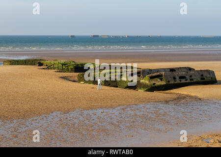 "Pontons Käfer', Teil der Maulbeere Hafen, am Strand von Arromanchess (Arromanches-les-Bains), Normandie, Frankreich gestrandet. Stockfoto