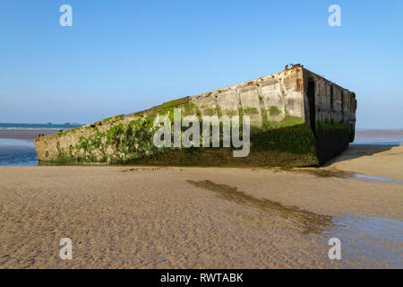 Eine Spud Pier aus den Maulbeerbäumen auf Gold Strand bei Arromanches (Arromanches-les-Bains), Normandie, Frankreich. Stockfoto