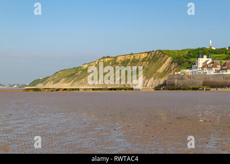 Blick über Gold Strand in Richtung Teil der Reste der Maulbeere Hafen, Arromanches (Arromanches-les-Bains), Normandie, Frankreich. Stockfoto