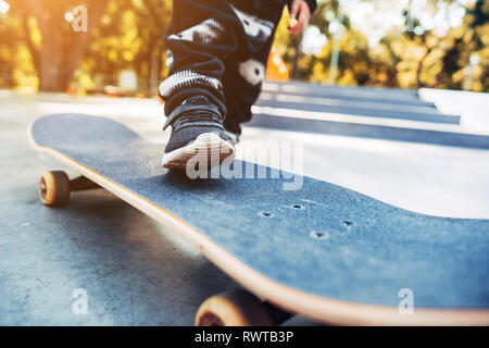 Junge Beine auf dem Skateboard Nahaufnahme Bild Stockfoto