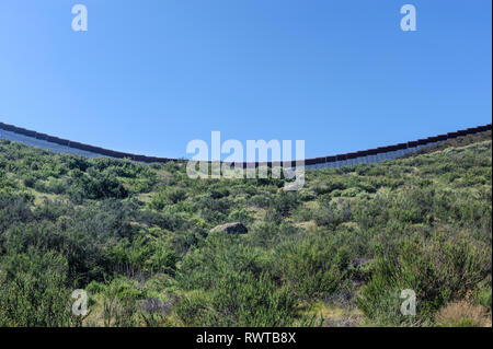 Uns Grenzzaun, personensperre, Poller, Tecate, Kalifornien, von US-Seite gesehen, unbewohnten Gebiet östlich von Tecate der Eingangszollstelle, Stockfoto