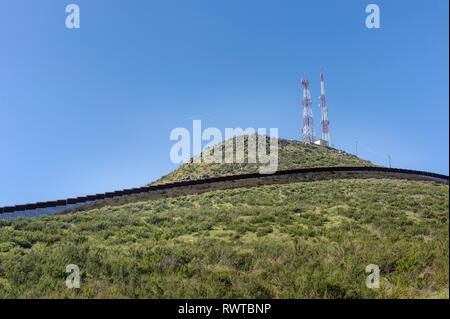 Uns Grenzzaun, personensperre, Poller, Tecate, Kalifornien, von US-Seite gesehen, unbewohnten Gebiet östlich von Tecate der Eingangszollstelle, Stockfoto