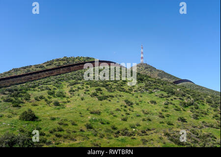 Uns Grenzzaun, personensperre, Poller, Tecate, Kalifornien, von US-Seite gesehen, unbewohnten Gebiet östlich von Tecate der Eingangszollstelle, Stockfoto