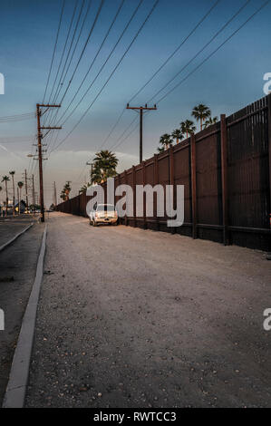 Border Patrol Fahrzeug beobachten für illegale Einwanderer überqueren Zaun in der Innenstadt von Calexico Kalifornien, östlich der Innenstadt von der Einreise, April 2018. Stockfoto