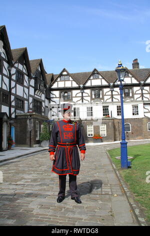 Einem Beefeater steht vor der Queens House im Tower von London. Es ist ein sonniger Tag und er ist auf der Hut Stockfoto