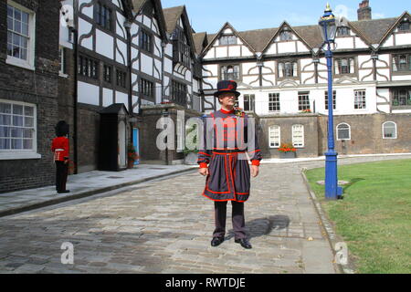 Einem Beefeater steht vor der Queens House im Tower von London. Es ist ein sonniger Tag und er ist auf der Hut Stockfoto