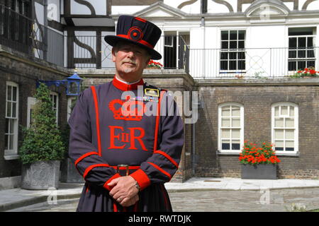 Einem Beefeater steht vor der Queens House im Tower von London. Es ist ein sonniger Tag und er ist auf der Hut Stockfoto