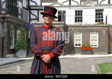 Einem Beefeater steht vor der Queens House im Tower von London. Es ist ein sonniger Tag und er ist auf der Hut Stockfoto