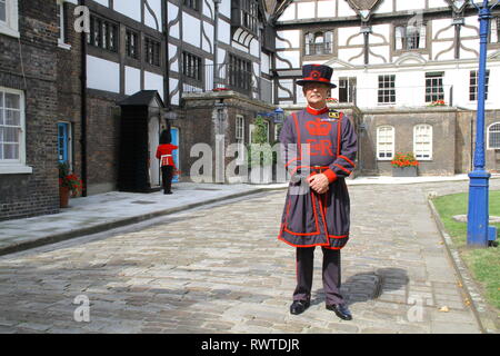 Einem Beefeater steht vor der Queens House im Tower von London. Es ist ein sonniger Tag und er ist auf der Hut Stockfoto