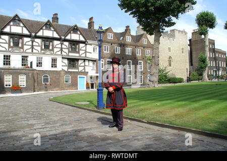 Einem Beefeater steht vor der Queens House im Tower von London. Es ist ein sonniger Tag und er ist auf der Hut Stockfoto