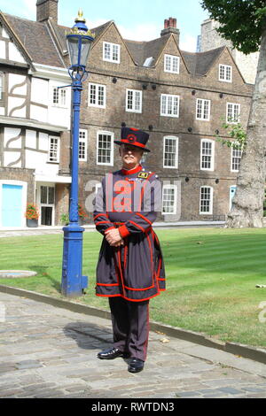 Einem Beefeater steht vor der Queens House im Tower von London. Es ist ein sonniger Tag und er ist auf der Hut Stockfoto