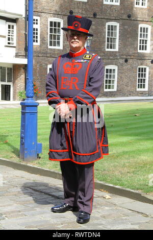 Einem Beefeater steht vor der Queens House im Tower von London. Es ist ein sonniger Tag und er ist auf der Hut Stockfoto