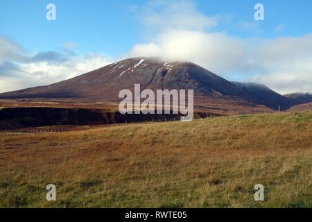 Der Berg Munro Carn Liath Teil des Beinn a Ghlo reichen von Shinagag auf dem Weg zum Corbett Ben Vuirich in Perthshire, Scottish Highlands, Großbritannien. Stockfoto