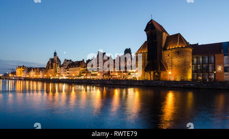 Krantor in Danzig und die Uferpromenade entlang der Mottlau in der Nacht, Danzig, Polen Stockfoto