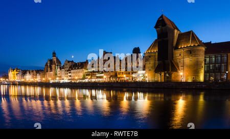 Krantor in Danzig und die Uferpromenade entlang der Mottlau in der Nacht, Danzig, Polen Stockfoto