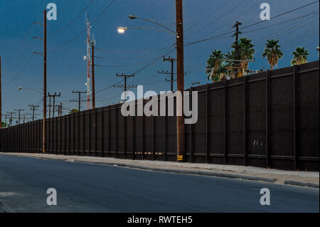 Grenzzaun in der Innenstadt von Calexico Kalifornien, östlich der Innenstadt von der Einreise, April 2018 Stockfoto