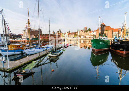 Schiffbruch bei Gdansk Marina und Kran entlang der Mottlau, Danzig, Polen Stockfoto