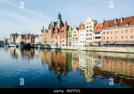 St. Mary's Gate (Brama Mariacka) und die Black Pearl Schiff (Czarna Perła Statek), Długie Pobrzeże, Danzig, Polen Stockfoto