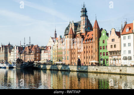 St. Mary's Gate (Brama Mariacka) und die Black Pearl Schiff (Czarna Perła Statek), Długie Pobrzeże, Danzig, Polen Stockfoto