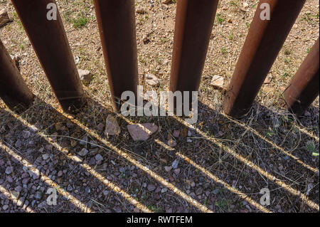 Detailansicht von uns Grenzzaun, Poller stil Zaun aus runden Rohren, etwa 3 Meilen westlich der Innenstadt von Nogales Arizona, April 2018 Stockfoto