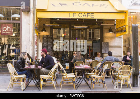 Cafe Le Cafe auf der Rue Tiqueton im 2. arrondissement von Paris, Frankreich. Stockfoto