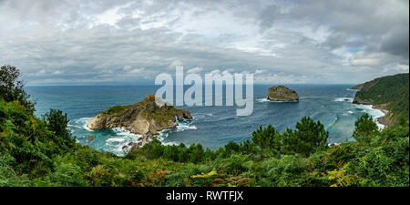 Riesige panoramische Ansicht von oben in San Juan de Gaztelugatxe Islet Stockfoto