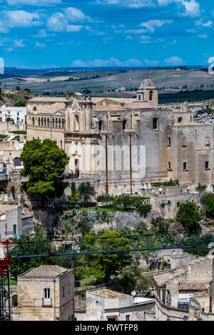 MATERA, Italien - 27. AUGUST 2018: Warme Landschaft Sommer Tag hohen Winkel street view von erstaunlichen antike Stadt des berühmten Sassi mit wunderschönen Bauten. Stockfoto