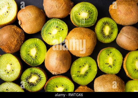 Kiwis auf einem Holztisch, Ansicht von oben Stockfoto