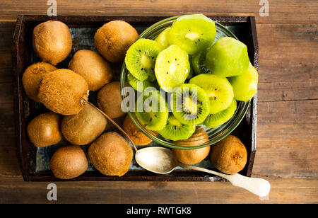 Kiwis auf einem Holztisch, Ansicht von oben Stockfoto