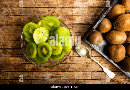 Kiwis auf einem Holztisch, Ansicht von oben Stockfoto