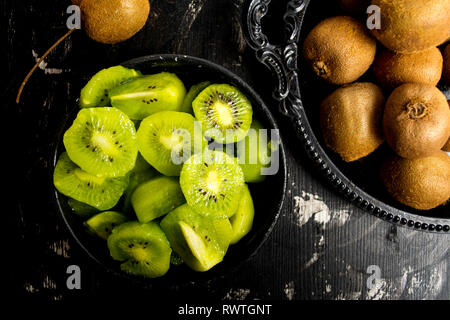 Kiwis auf einem Holztisch, Ansicht von oben Stockfoto