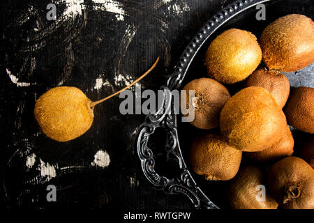 Kiwis auf einem Holztisch, Ansicht von oben Stockfoto