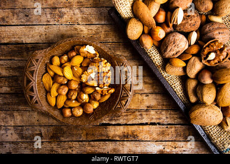 Verschiedene Nüsse auf einem Haufen Draufsicht, gesundes Essen Stockfoto
