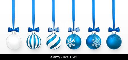 Transparent Blue Christmas Ball mit Schnee und blauer Schleife. Xmas Glaskugel auf weißem Hintergrund. Urlaub Dekoration Vorlage. Vektor illust Stock Vektor