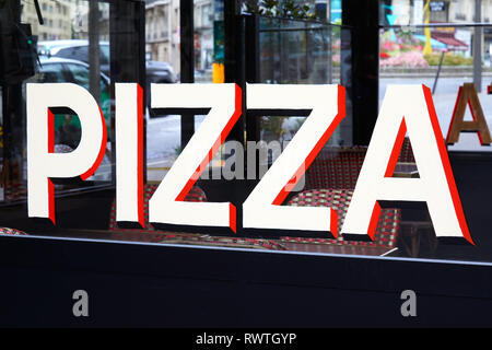 Pizza Anmelden weißen, schwarzen und roten Buchstaben auf Restaurant Glas in Italien Stockfoto