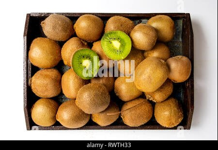 Kiwis auf weißem Hintergrund der Ansicht von oben Stockfoto