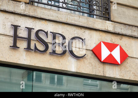 PARIS, Frankreich, 23. JULI 2017: HSBC Bank unterzeichnen und Logo in Paris, Frankreich. Stockfoto