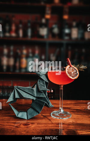 Exotischer Cocktail mit Origami Stockfoto